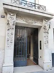 Entrance of Boulevard Flandrin no. 46 in Paris, with a delicacy very similar to Art Nouveau entrances, unknown architect (c. 1925)