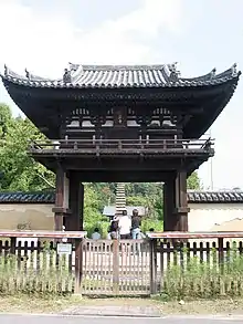 A rōmon. Note the balcony and the single roof.