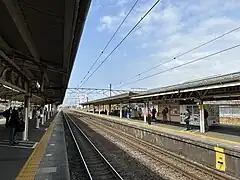 Tokaido Main Line platforms